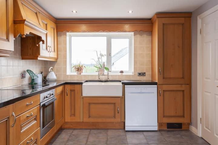 Charming Cottage 4 Bedroom Acton  Kültér fotó